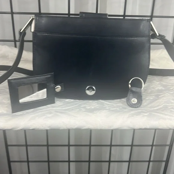 EUC VINTAGE NAVY LEATHER SHOULDER BAG WITH SHINY GOLD HARDWARE. Adjustable Strap - Picture 6 of 11